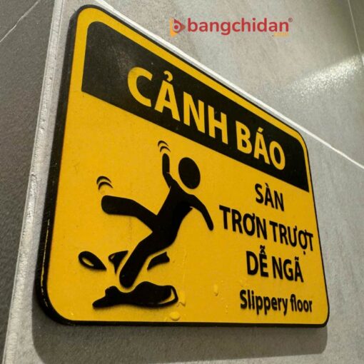 bảng cảnh báo trơn trượt