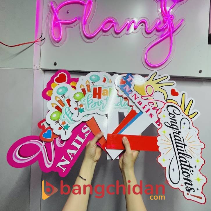 mẫu hashtag cầm tay