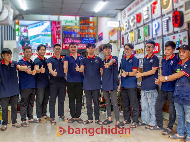 Đội ngũ bangchidan.com thi công lắp đặt bảng chỉ dẫn Inox nhanh chóng