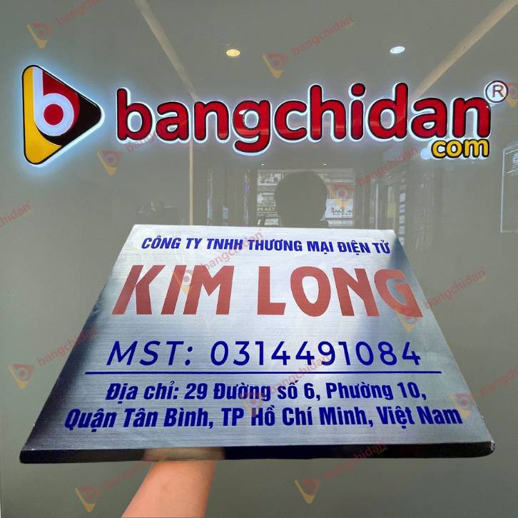 Biển tên công ty ăn mòn