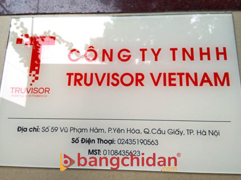 Biển công ty mica trong